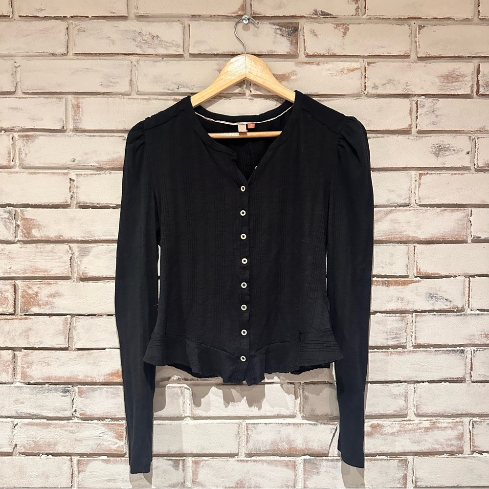 Pilcro Puff Sleeve Ribbed Black Ruffle bottom top